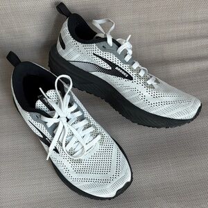 Brooks Revel 6 Athletic Sneaker!